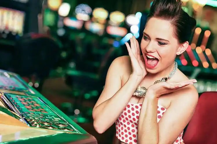 Meja Live Sic Bo dengan dealer profesional dan tiga dadu di studio qqrolex